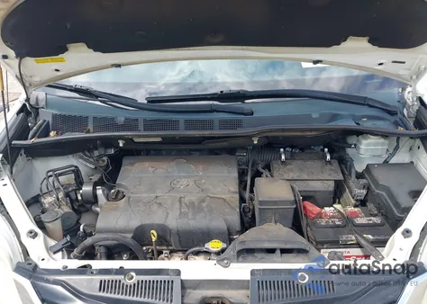 2014 Toyota Sienna Le V6 8 Passenger z USA, uszkodzony, nr VIN 5TDKK3DC5ES475091